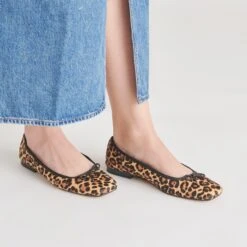 ANISA BALLET FLATS DK LEOPARD CALF HAIR(Anisa Ballet Flats Dk Leopard Calf Hair) -Dolce Vita Shop DOLCEVITA FLATS ANISA DKLEOPARDCALFHAIR ONFOOT 02