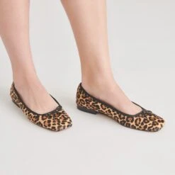ANISA BALLET FLATS DK LEOPARD CALF HAIR(Anisa Ballet Flats Dk Leopard Calf Hair) -Dolce Vita Shop DOLCEVITA FLATS ANISA DKLEOPARDCALFHAIR ONFOOT 03