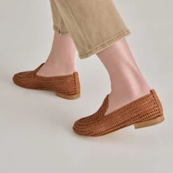 ARMOND FLATS COGNAC WOVEN LEATHER(Armond Flats Cognac Woven Leather) -Dolce Vita Shop DOLCEVITA FLATS ARMOND COGNACWOVENLEATHER ONFOOT 01