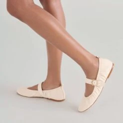 CAELY BALLET FLATS BONE LEATHER(Caely Ballet Flats Bone Leather) -Dolce Vita Shop DOLCEVITA FLATS CAELY BONELEATHER ONFOOT 04 e1a20a53 50ab 4923 8eac 7abe8db6455d