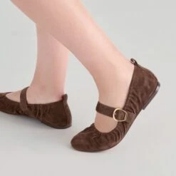 CAELY BALLET FLATS DK BROWN SUEDE(Caely Ballet Flats Dk Brown Suede) -Dolce Vita Shop DOLCEVITA FLATS CAELY DKBROWNSUEDE ONFOOT 01 1bc30e88 4660 4d88 ba51 c48a1638316d