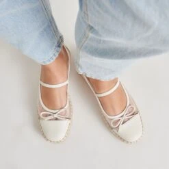 CAMBRE BALLET FLATS WHITE MESH(Cambre Ballet Flats White Mesh) -Dolce Vita Shop DOLCEVITA FLATS CAMBRE WHITEMESH ONFOOT 01