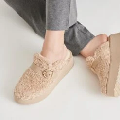 LELANI PLUSH FLATS NATURAL PLUSH(Lelani Plush Flats Natural Plush) -Dolce Vita Shop DOLCEVITA FLATS LELANIPLUSH NATURALPLUSH ONFOOT 02 1