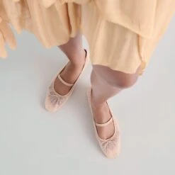 RAEVEN BALLET FLATS PRALINE TULLE(Raeven Ballet Flats Praline Tulle) -Dolce Vita Shop DOLCEVITA FLATS RAEVEN PRALINETULLE ONFOOT 03