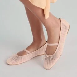 RAEVEN BALLET FLATS PRALINE TULLE(Raeven Ballet Flats Praline Tulle) -Dolce Vita Shop DOLCEVITA FLATS RAEVEN PRALINETULLE ONFOOT 04