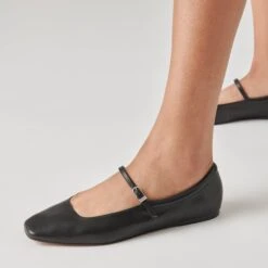 REYES BALLET FLATS BLACK LEATHER(Reyes Flats Black Leather) -Dolce Vita Shop DOLCEVITA FLATS REYES BLACKLEATHER ONFOOT 1