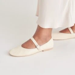ROSLYN BALLET FLATS CREME LEATHER(Roslyn Ballet Flats Creme Leather) -Dolce Vita Shop DOLCEVITA FLATS ROSLYN CREMELEATHER ONFOOT 01