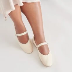 ROSLYN BALLET FLATS CREME LEATHER(Roslyn Ballet Flats Creme Leather) -Dolce Vita Shop DOLCEVITA FLATS ROSLYN CREMELEATHER ONFOOT 02