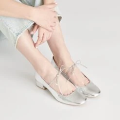 ARDIEN HEELS SILVER CRINKLE PATENT(Ardien Heels Silver Crinkle Patent) -Dolce Vita Shop DOLCEVITA HEELS ARDIEN SILVERCRINKLEDPATENT ONFOOT 03