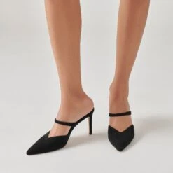 Dolce Vita KANIKA HEELS ONYX SUEDE(Kanika Heels Onyx Suede) -Dolce Vita Shop DOLCEVITA HEELS KANIKA ONYXSUEDE ONFOOT 2