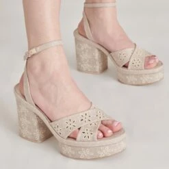 LAISHA HEELS ALMOND FLORAL EYELET(Laisha Heels Almond Floral Eyelet) -Dolce Vita Shop DOLCEVITA HEELS LAISHA ALMONDFLORALEYELET ONFOOT 02