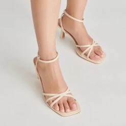 MANJI HEELS BONE PATENT LEATHER(Manji Heels Bone Patent Leather) -Dolce Vita Shop DOLCEVITA HEELS MANJI BONEPATENTLEATHER ONFOOT 2