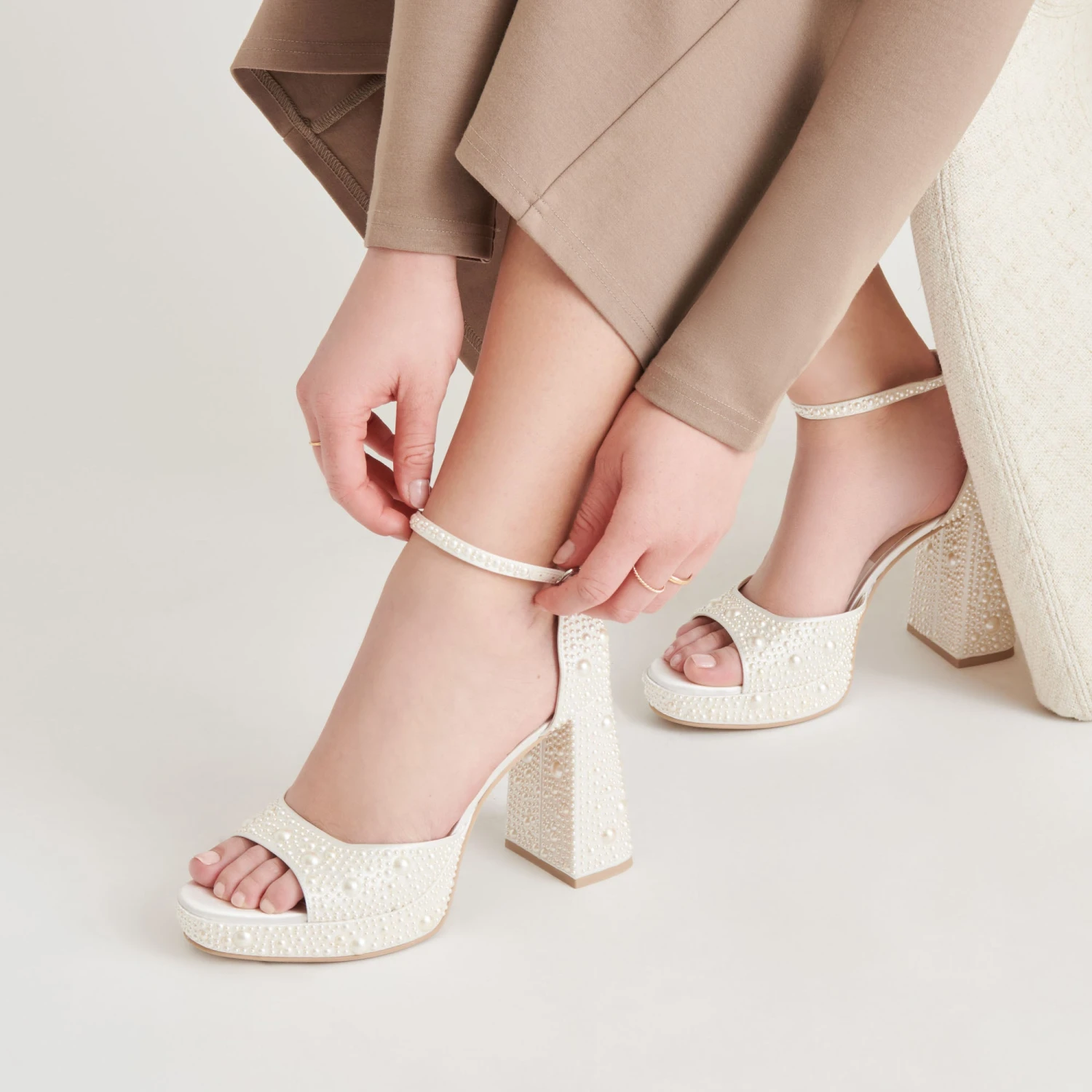 PANDRO PEARL HEELS TRUE WHITE SATIN(Pandro Pearl Heels True White Satin) 2 PANDRO PEARL HEELS TRUE WHITE SATIN(Pandro Pearl Heels True White Satin) - Image 2