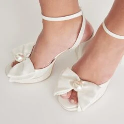 PATTON HEELS IVORY SATIN(Patton Heels Ivory Satin) -Dolce Vita Shop DOLCEVITA HEELS PATTON IVORYSATIN ONFOOT 02
