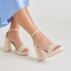PELTIN PEARL HEELS VANILLA WOVEN RAFFIA(Peltin Pearl Heels Vanilla Woven Raffia) -Dolce Vita Shop DOLCEVITA HEELS PELTINPEARL VANILLAWOVENRAFFIA ONFOOT 02