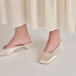 UMARA HEELS IVORY SATIN(Umara Heels Ivory Satin) -Dolce Vita Shop DOLCEVITA HEELS UMARA IVORYSATIN ONFOOT01