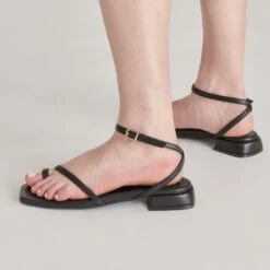 LEXI SANDALS BLACK LEATHER(Lexi Sandals Black Leather) 27 LEXI SANDALS BLACK LEATHER(Lexi Sandals Black Leather) -Dolce Vita Shop DOLCEVITA SANDALS LEXI BLACKLEATHER ONFOOT 3