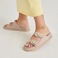 SHAUNY SANDALS DK TAUPE SUEDE(Shauny Sandals Dk Taupe Suede) -Dolce Vita Shop DOLCEVITA SANDALS SHAUNY DKTAUPESUEDE ONFOOT 03