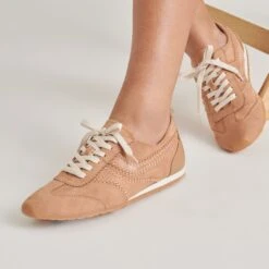 DELANY SNEAKERS TOFFEE NUBUCK(Delany Sneakers Toffee Nubuck) -Dolce Vita Shop DOLCEVITA SNEAKERS DELANY TOFFEENUBUCK ONFOOT 02