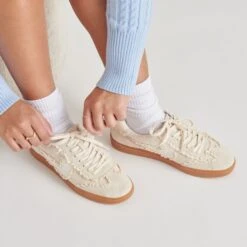 NOTICE LACE SNEAKERS IVORY SUEDE(Notice Lace Sneakers Ivory Suede) 20 NOTICE LACE SNEAKERS IVORY SUEDE(Notice Lace Sneakers Ivory Suede) -Dolce Vita Shop DOLCEVITA SNEAKERS NOTICELACE IVORYSUEDE ONFOOT 02