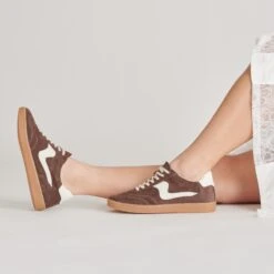 NOTICE SNEAKERS DK BROWN SUEDE(Notice Sneakers Dk Brown Suede) -Dolce Vita Shop DOLCEVITA SNEAKERS NOTICE DKBROWNSUEDE ONFOOT