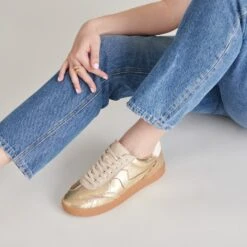 NOTICE SNEAKERS GOLD DISTRESSED LEATHER(Notice Sneakers Gold Distressed Leather) -Dolce Vita Shop DOLCEVITA SNEAKERS NOTICE GOLDDISTRESSEDLEATHER ONFOOT 01