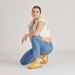 NOTICE SNEAKERS MUSTARD SUEDE(Notice Sneakers Mustard Suede) -Dolce Vita Shop DOLCEVITA SNEAKERS NOTICE MUSTARDSUEDE ONFOOT