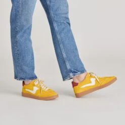 NOTICE SNEAKERS MUSTARD SUEDE(Notice Sneakers Mustard Suede) -Dolce Vita Shop DOLCEVITA SNEAKERS NOTICE MUSTARDSUEDE ONFOOT 02