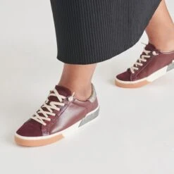 ZINA SNEAKERS BURGUNDY CRINKLE PATENT(Zina Sneakers Burgundy Crinkle Patent) -Dolce Vita Shop DOLCEVITA SNEAKERS ZINA BURGUNDYCRINKLEPATENT ONFOOT 01