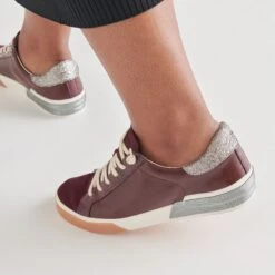 ZINA SNEAKERS BURGUNDY CRINKLE PATENT(Zina Sneakers Burgundy Crinkle Patent) -Dolce Vita Shop DOLCEVITA SNEAKERS ZINA BURGUNDYCRINKLEPATENT ONFOOT 02