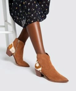 SENICA BOOTIES BROWN - Re:vita(Senica Booties Brown Resale) -Dolce Vita Shop DOLCEVITA ON FOOT SENICA BROWN 2 adc23e09 789e 49c4 8d3e b0174a593a78